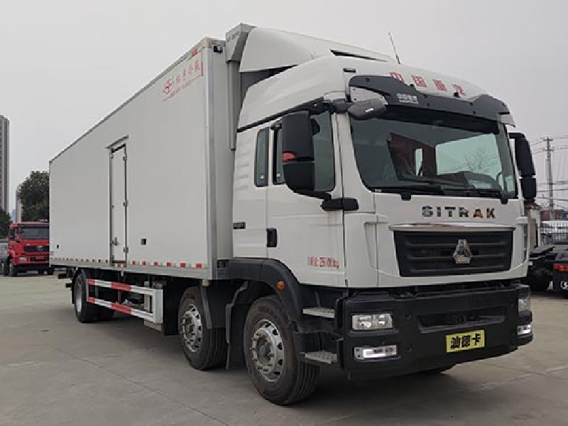 重汽牌小三軸冷藏車(chē)